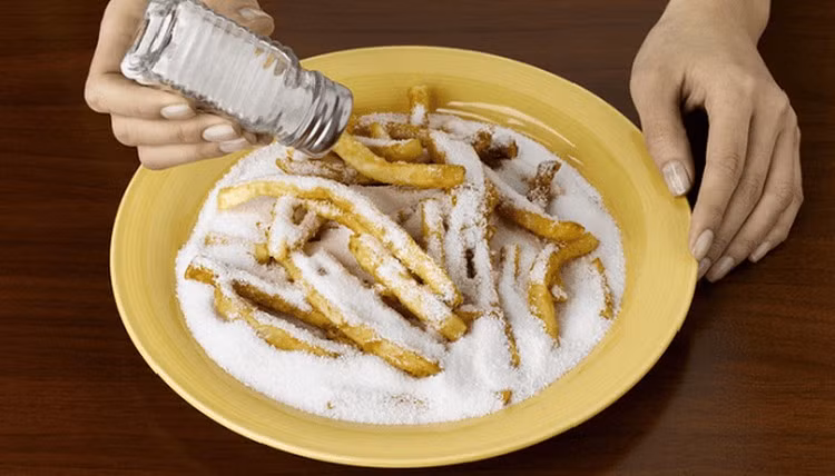 Ăn mặn có nguy cơ gia tăng những cơn đau tim và đột quỵ. Ảnh minh hoạ/Internet