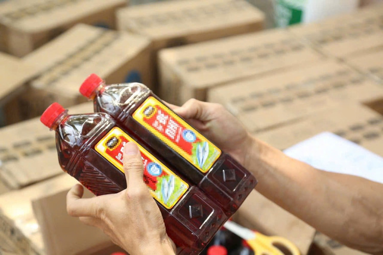 Nước mắm làm giả các thương hiệu. Ảnh Công an cung cấp/Nguồn baotuyenquang.com.vn