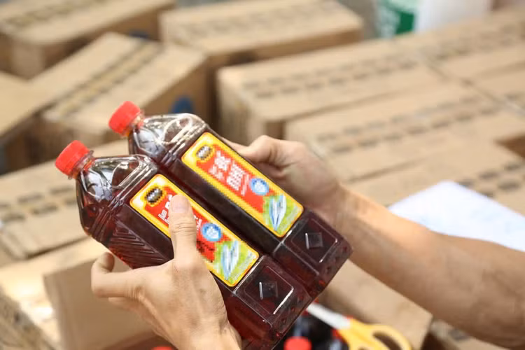 Nước mắm làm giả các thương hiệu. Ảnh Công an cung cấp/Nguồn baotuyenquang.com.vn