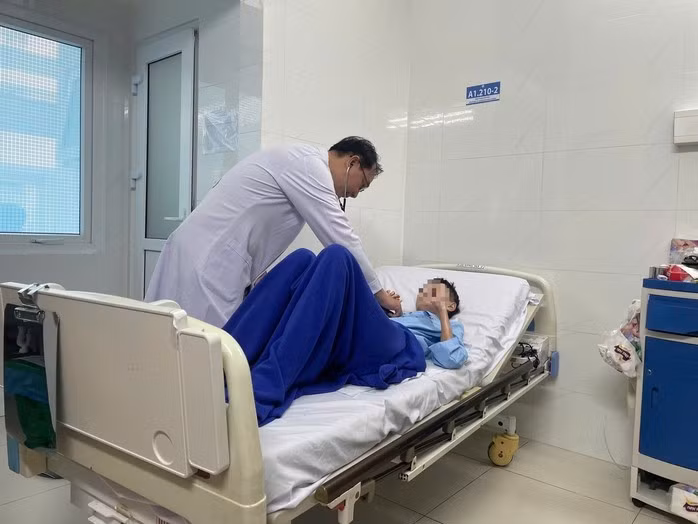 Bác sĩ thăm khám cho bệnh nhân sau phẫu thuật/ Ảnh NLĐ