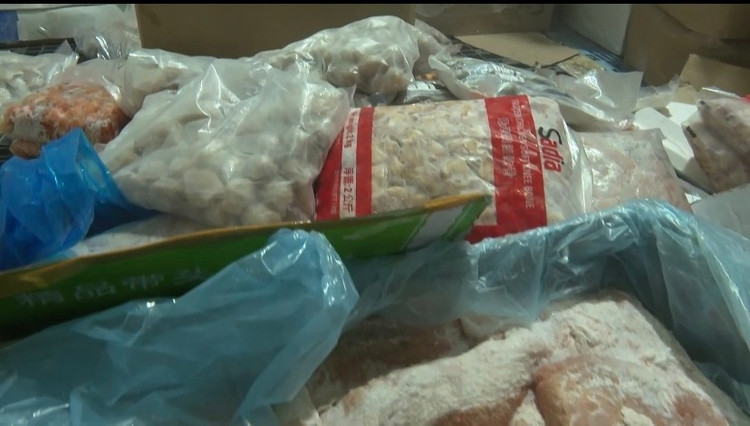 Số lượng thực phẩm không rõ nguồn gốc bị công an phát hiện. Ảnh: CA