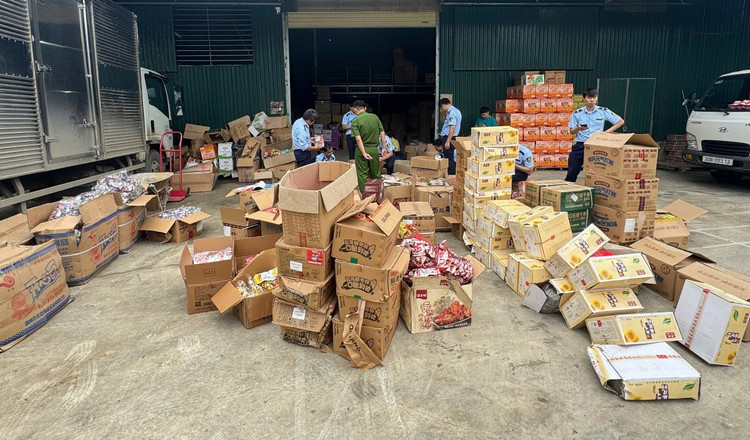 Đoàn kiểm tra kiểm đếm hàng hóa vi phạm (Ảnh Chi cục QLTT tỉnh Cao Bằng)