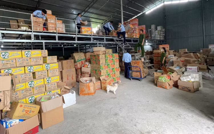 Kiểm tra hàng hóa vi phạm - Ảnh Chi cục QLTT tỉnh Cao Bằng