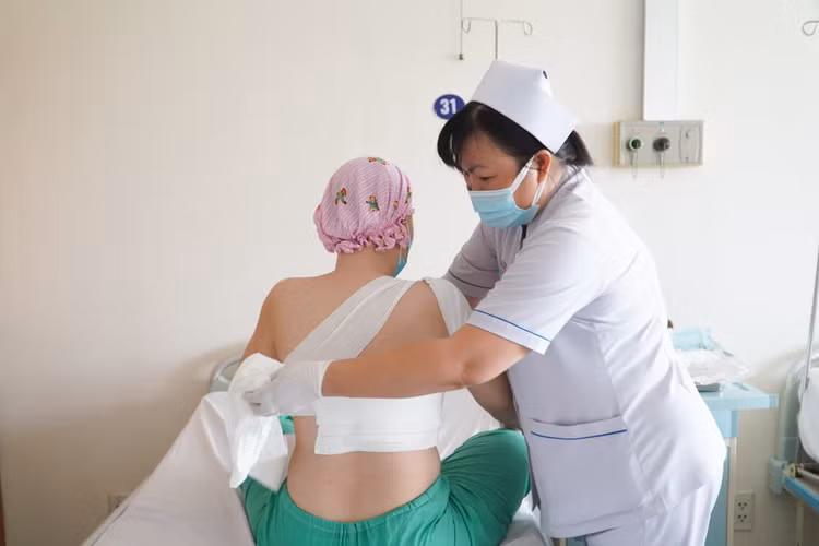 Bệnh nhân từng ghép thận và mắc ung thư vú hai bên. Ảnh congly.vn