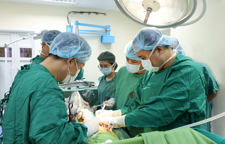 Các bác sĩ ghép thận cho nam thanh niên. Ảnh Bệnh viện