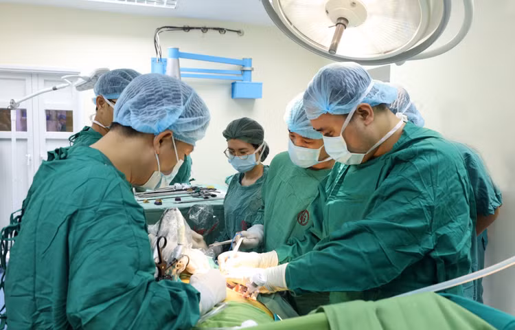 Các bác sĩ ghép thận cho nam thanh niên. Ảnh Bệnh viện