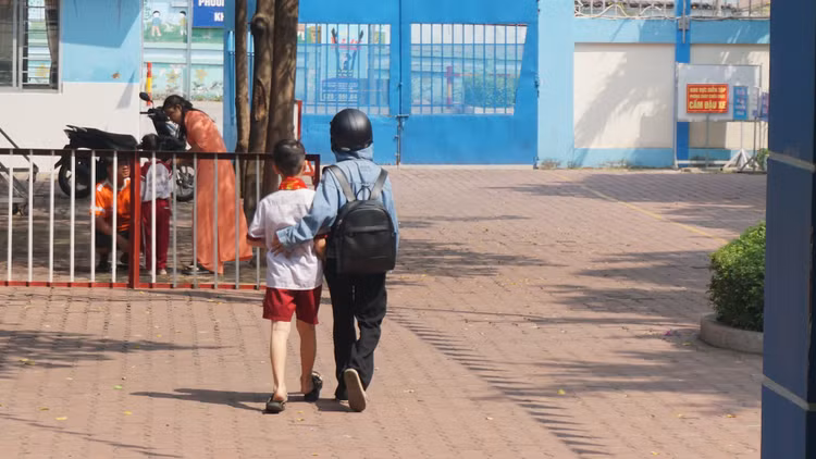 Phụ huynh phải đến đón học sinh về giữa buổi vì bé đau bụng, mệt mỏi. Ảnh: Nguyễn Quyên/Nguồn /plo.vn