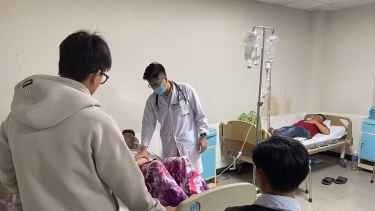 Các bệnh nhân bị ngộ độc nằm điều trị tại bệnh viện. Ảnh vietnam.vn