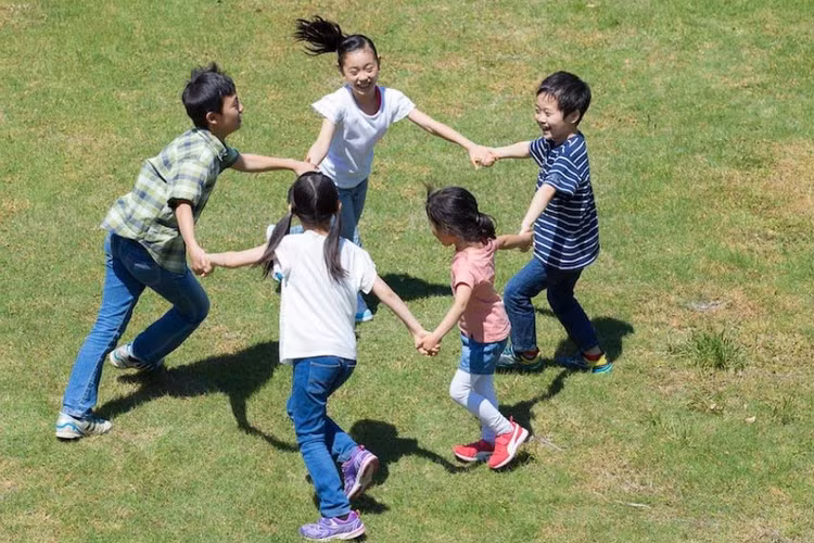 Thiếu các hoạt động vui chơi ngoài trời cũng là một trong những nguyên nhân dẫn đến cận thị. Ảnh minh họa/Internet