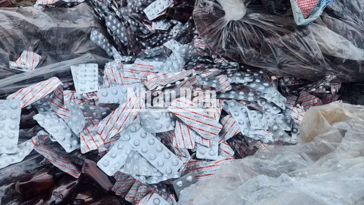 Toàn bộ số thuốc còn hạn sử dụng bị đổ ra bãi rác ven đường. (Ảnh: Công Vinh/nhandan.vn)