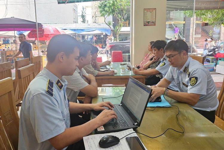 Cơ quan chức năng tiến hành kiểm tra đột xuất đối với Khách sạn Gia Sơn/Ảnh DMS