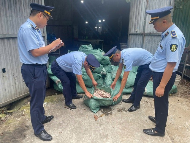 Số chân gà chưa sơ chế gồm 1.720 kg.