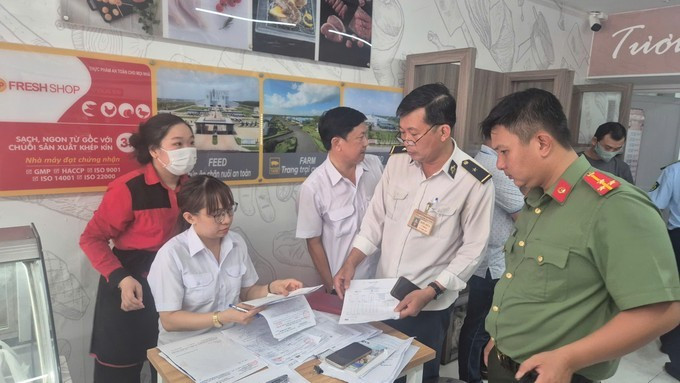 Lực lượng chức năng thực hiện công tác kiểm tra tại cửa hàng CP Fresh shop (huyện Mỹ Xuyên, tỉnh Sóc Trăng)/Ảnh SGGP