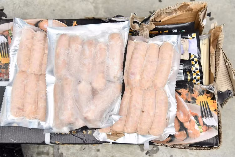 Trên bao bì toàn bộ 5,2 tấn lạp xưởng đều in chữ nước ngoài, không có hóa đơn, chứng từ. Ảnh nguồn tienphong.vn