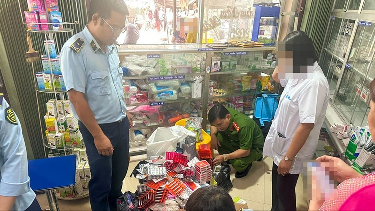 Chi cục Quản lý thị trường tỉnh Sóc Trăng vừa phát hiện một hộ kinh doanh thuốc tân dược bán 5 loại thuốc đã hết hạn sử dụng. Ảnh: DMS