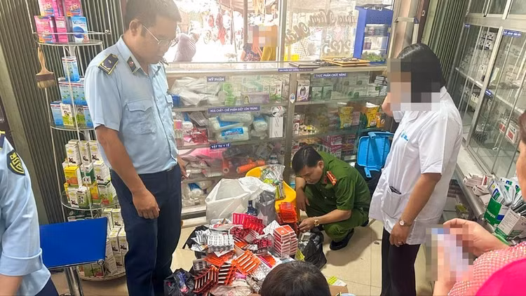 Chi cục Quản lý thị trường tỉnh Sóc Trăng vừa phát hiện một hộ kinh doanh thuốc tân dược bán 5 loại thuốc đã hết hạn sử dụng. Ảnh: DMS