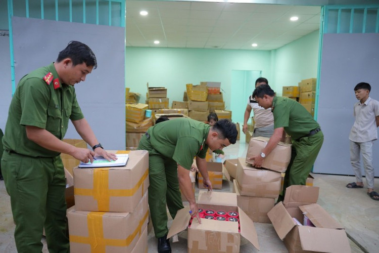 Công an thu giữ sản phẩm/Ảnh CAND.