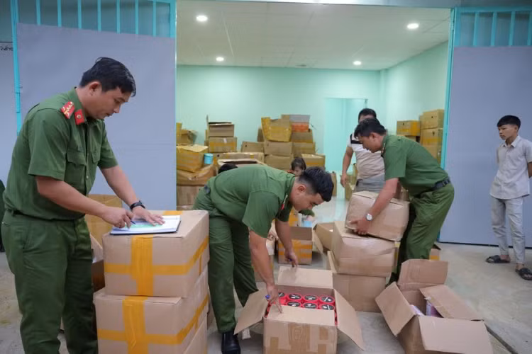 Công an thu giữ sản phẩm/Ảnh CAND.