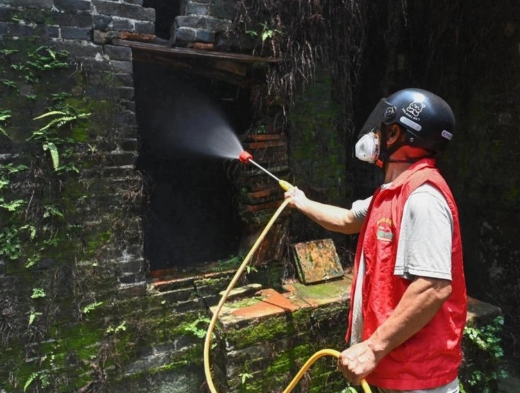 Phun thuốc diệt côn trùng để diệt muỗi tại một ngôi làng ở thành phố Phật Sơn, tỉnh Quảng Đông, Trung Quốc ngày 25/7. Ảnh: Tân Hoa xã