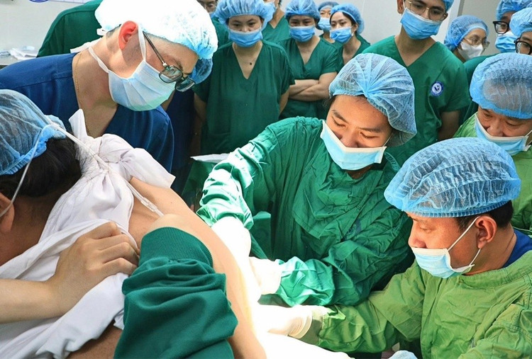 Các bác sĩ thực hiện gây tê vùng nhưng kim gây tê hiện có gần như không đủ chiều dài, nguy cơ thất bại cao dù có hỗ trợ siêu âm. Ảnh: BVCC.