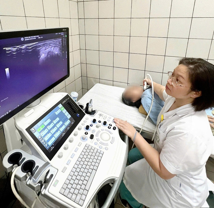 Bác sĩ Thảo siêu âm kiểm tra tuyến giáp cho bệnh nhân. Ảnh tienphong.vn