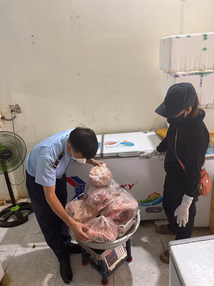 Thành viên Đoàn kiểm tra của Đội Quản lý Thị trường số 5 thực hiện các biện pháp nghiệp vụ tại cơ sở (Ảnh Chi cục QLTT tỉnh Đắk Lắk)