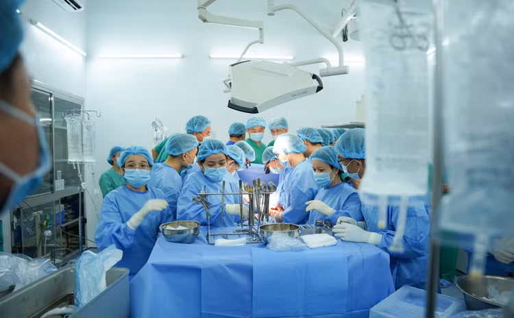 Các y bác sĩ tiến hành ca phẫu thuật/Ảnh Ảnh congly.vn