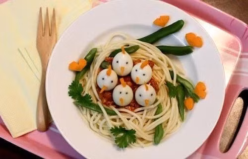 Cho bé ăn đúng cách vào bữa sáng sẽ ít có nguy cơ bị thừa cân. Ảnh minh họa/Internet