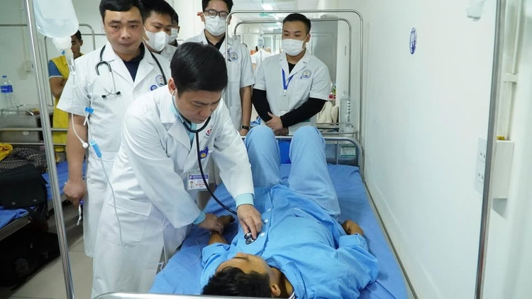 Bác sĩ thăm khám cho bệnh nhân nhiễm xoắn khuẩn. Ảnh BV