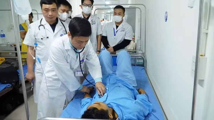 Bác sĩ thăm khám cho bệnh nhân nhiễm xoắn khuẩn. Ảnh BV