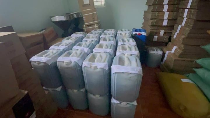 Nhiều thùng chất phụ gia để trộn cà phê được công an thu giữ - Ảnh VOV