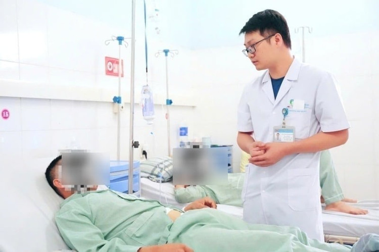 Bác sĩ Nguyễn Văn Quyết, khoa ngoại Tổng hợp khám lại cho bệnh nhân sau phẫu thuật (Ảnh VTV).