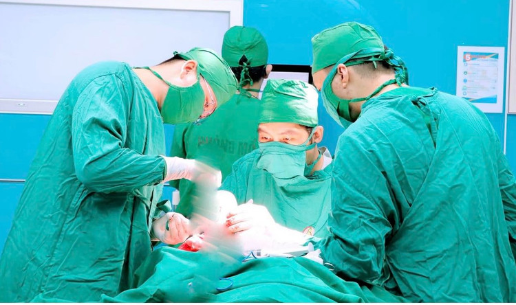 Bác sĩ Bệnh viện Đa khoa khu vực Đông Triều thực hiện ca ghép sọ não thành công cho bệnh nhân 15 tuổi. Ảnh SKĐS