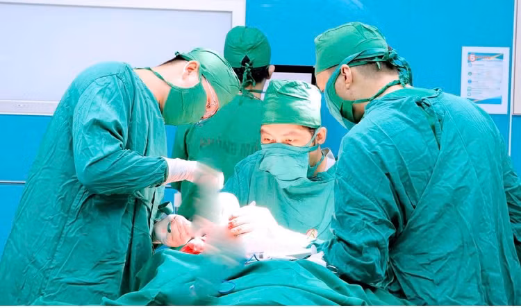 Bác sĩ Bệnh viện Đa khoa khu vực Đông Triều thực hiện ca ghép sọ não thành công cho bệnh nhân 15 tuổi. Ảnh SKĐS