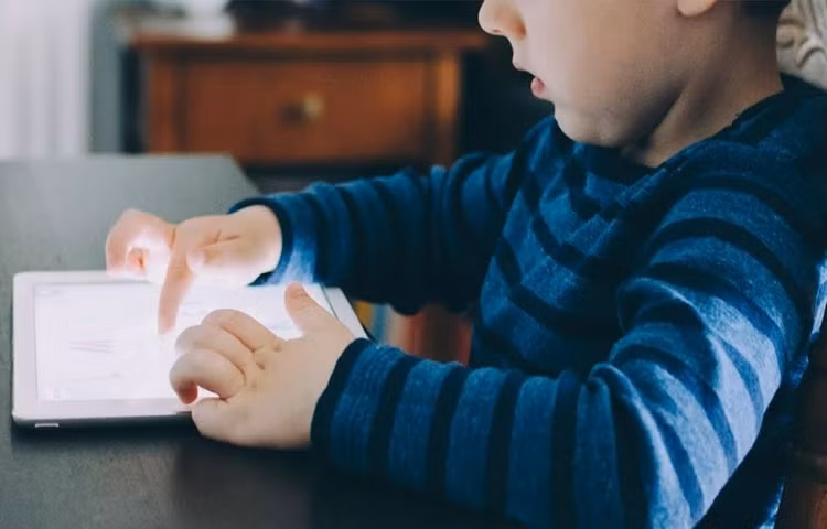 Trẻ nhỏ sinh hoạt không lành mạnh có thể là nguyên nhân gây ra bệnh Tics. Ảnh minh họa/Nguồn Internet