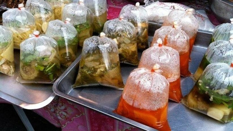 Khi tiếp xúc với nhiệt độ cao, các chất phụ gia có trong túi nilon có thể nhiễm vào thực phẩm/Ảnh SKĐS