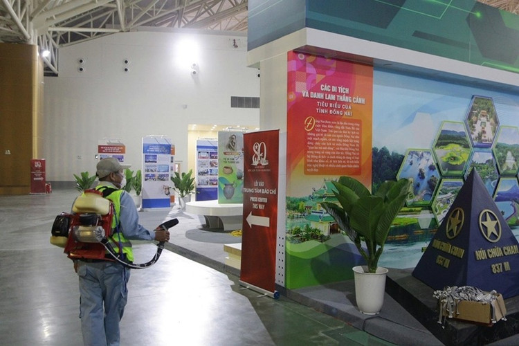 Đội phòng chống dịch cơ động CDC Hà Nội chủ động giám sát, phun hóa chất phòng chống dịch tại Trung tâm Hội chợ Triển lãm Quốc gia. Ảnh: hanoimoi.com.vn