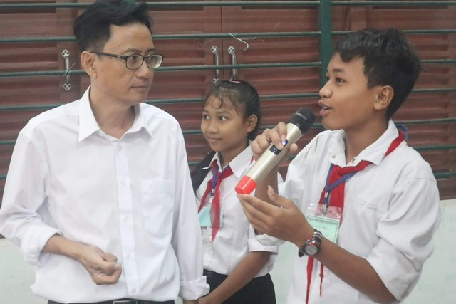 Lãnh đạo CDC Khánh Hòa tuyên truyền cách phòng bệnh sốt xuất huyết cho học sinh ở địa phương/Ảnh SKĐS.