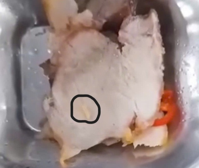 Công nhân phát hiện khay cơm có 'dị vật' di chuyển trên miếng thịt- Ảnh 1.