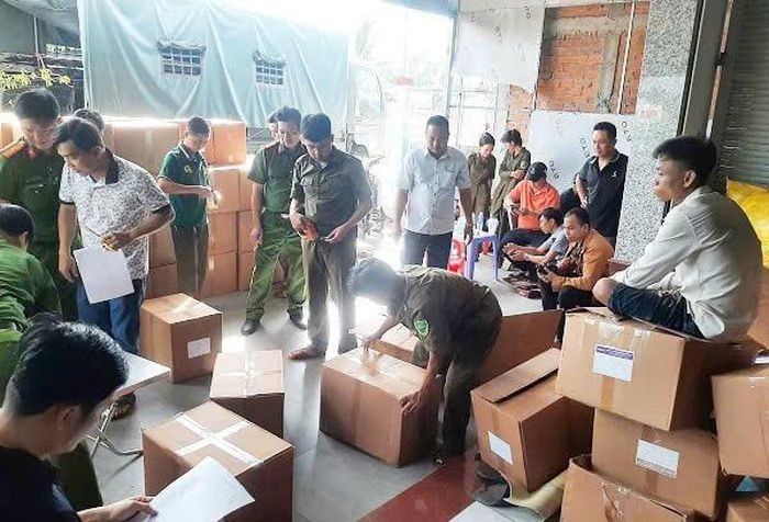 Lực lượng chức năng kiểm tra phát hiện 8 tấn sữa, thực phẩm chức năng không có rõ nguồn gốc, hóa đơn. (Ảnh: CA cung cấp).