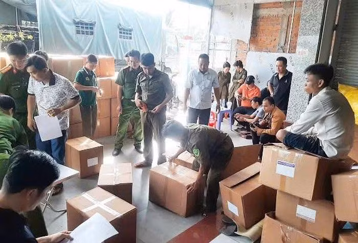 Lực lượng chức năng kiểm tra phát hiện 8 tấn sữa, thực phẩm chức năng không có rõ nguồn gốc, hóa đơn. (Ảnh: CA cung cấp).