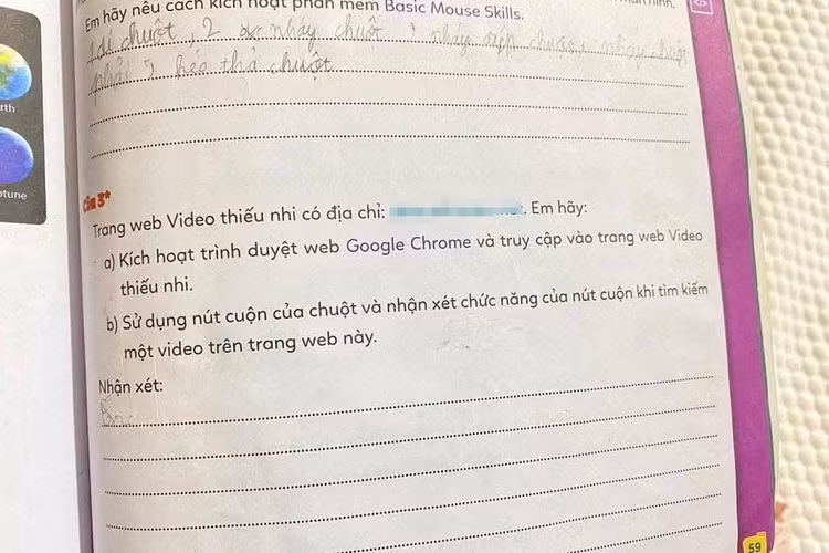 Một cuốn Vở bài tập Tin học lớp 3 đang được sử dụng, có xuất hiện đường link dẫn tới một website không phù hợp với lứa tuổi học sinh (Ảnh: MXH)