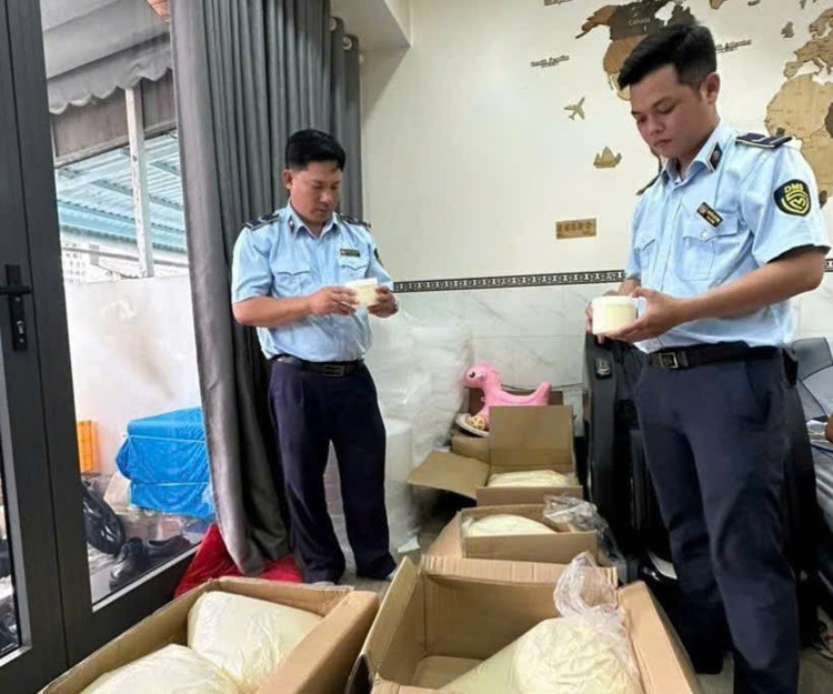 Lực lượng chức năng phát hiện số kem trộn vi phạm được cơ sở của ông H. mua trôi nổi trên thị trường, rồi chia nhỏ, bán cho người dân. Ảnh: Chi cục QLTT tỉnh Cà Mau