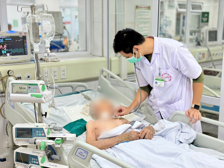 Cẩn trọng tình trạng người cao tuổi bị viêm phổi mùa lạnh. Ảnh BV