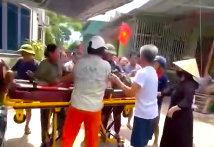 Người dân đưa ông N. đi bệnh viện cấp cứu. Tuy nhiên do bị ong đốt quá nặng, nạn nhân đã tử vong. Ảnh tienphong.vn