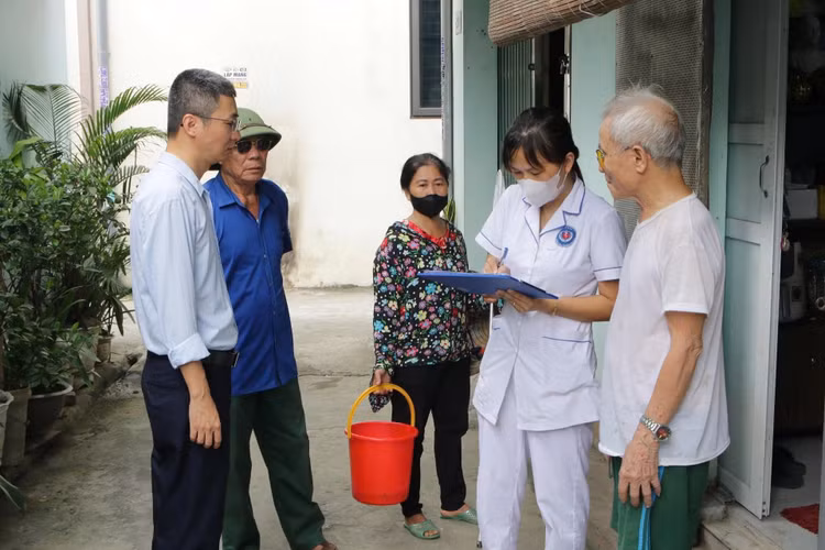 Nhân viên y tế tuyên truyền người dân phòng chống dịch bệnh sốt xuất huyết. Ảnh: Sở Y tế Hà Nội