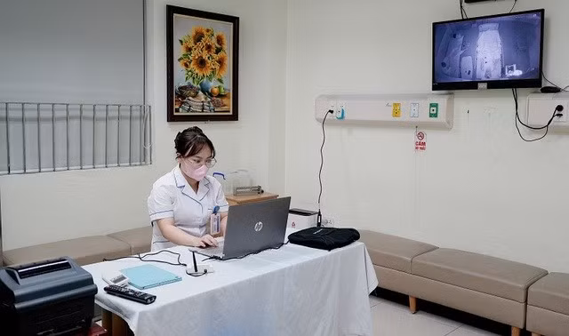 Điều dưỡng theo dõi bệnh nhân trong quá trình đo đa ký giấc ngủ/ Ảnh PNVN