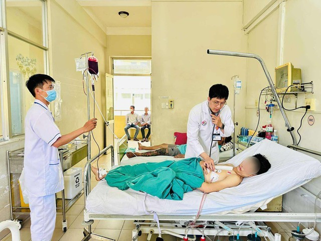 Bệnh nhân được chăm sóc sau ca phẫu thuật. Ảnh SKĐS