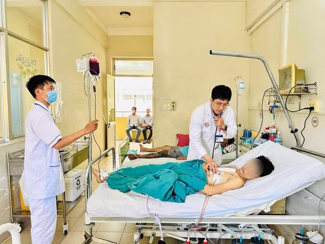 Bệnh nhân được chăm sóc sau ca phẫu thuật. Ảnh SKĐS