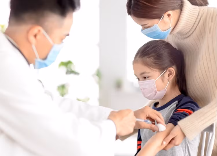 Cần tiêm vaccine phòng cúm hàng năm cho trẻ để tạo lá chắn miễn dịch phòng bệnh, ngăn ngừa biến chứng nặng. Ảnh vneconomy.vn